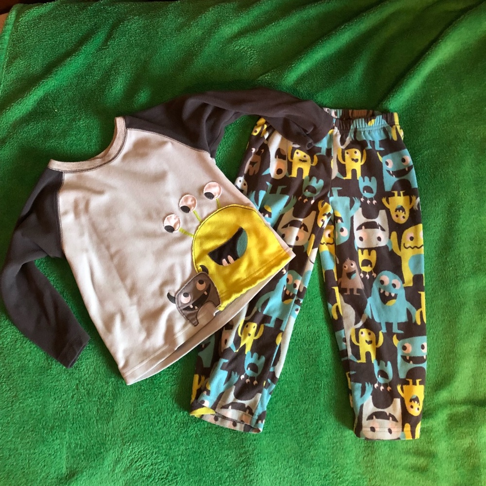 4t Carter’s pjs